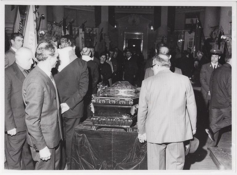 Gattatico-Reggio Emilia, 27-30 marzo 1970, Funerali di Alcide Cervi, camera ardente di Alcide nella Sala del Tricolore di Reggio Emilia, picchetto d'onore